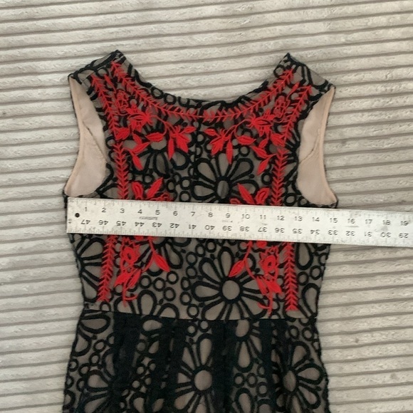 Black and Red Floral Lace Short Dress - Picture 7 of 8